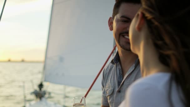 Pareja navegando en yate — Vídeos de Stock