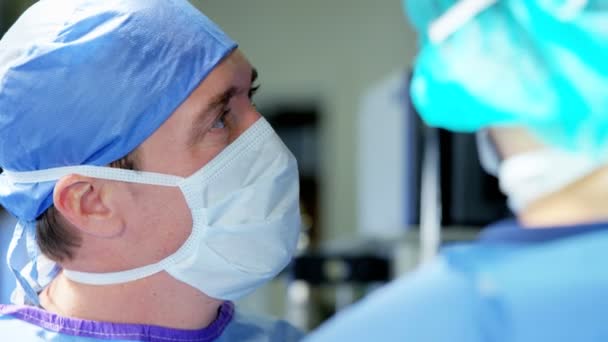 Cerrahlar tarafından gerçekleştirilen cerrahi işlem — Stok video