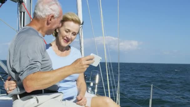 Pareja tomando una foto — Vídeos de Stock