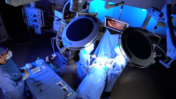 Laparoskopi işlemi gerçekleştirmeden hastane ekibi — Stok video