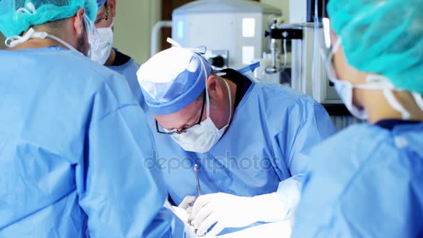Equipe cirúrgica realizando operação ortopédica — Vídeo de Stock