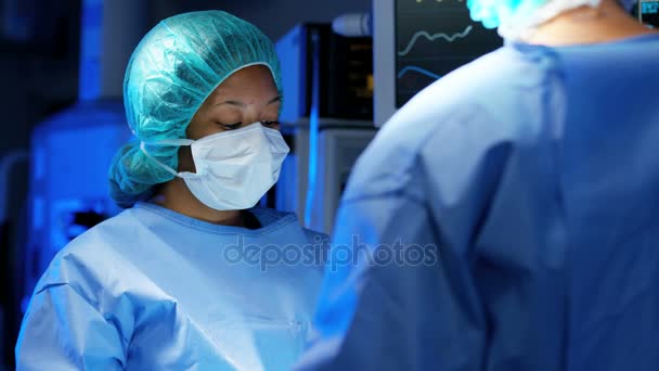 Equipo quirúrgico que realiza cirugía laparoscópica — Vídeos de Stock