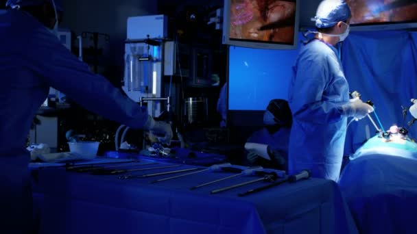 Sebészek képzés, laparoszkópos művelet végrehajtása — Stock videók