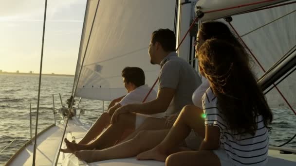 Familia navegando en yate — Vídeos de Stock