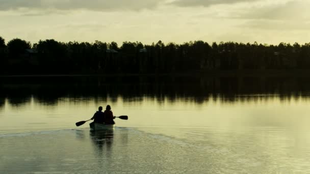 湖でカヌーのカップル — ストック動画