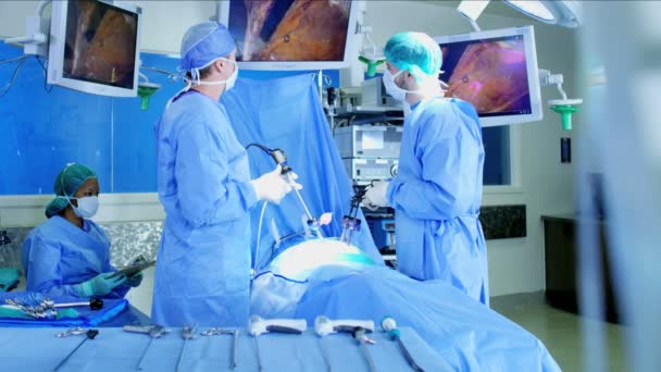 Cirujanos que realizan operación laparoscópica — Vídeos de Stock