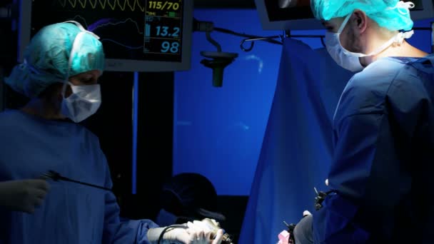 Kirurgisk utför laparoskopi operation — Stockvideo