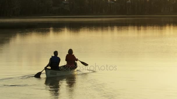 Pareja teniendo viaje en kayak — Vídeo de stock