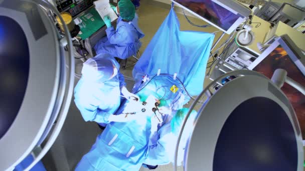 Chirurgisch team uitvoeren van laparoscopische chirurgie — Stockvideo
