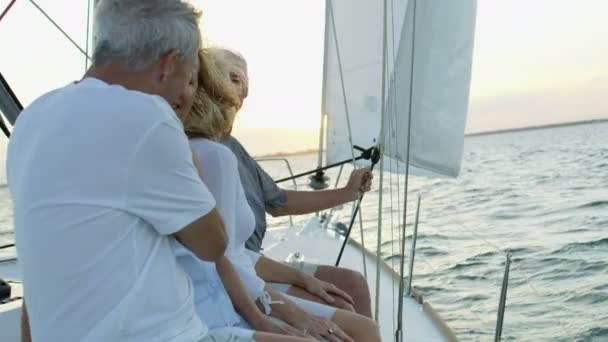 Coppie su yacht a vela — Video Stock