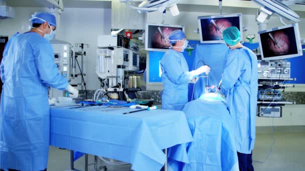 Chirurgisch team met behulp van een endoscopie — Stockvideo