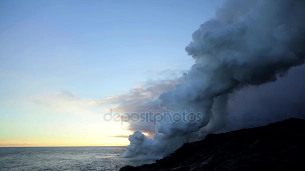 热气腾腾的火山爆炸进太平洋 — 图库视频影像