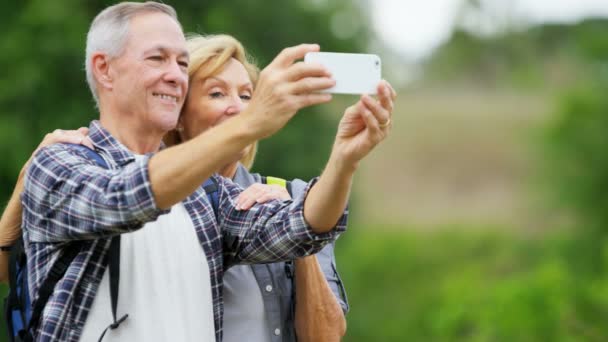 Paret tar foto på smartphone — Stockvideo