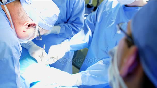 Equipe médica realizando cirurgia ortopédica — Vídeo de Stock