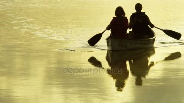 Coppia nel kayak sul lago — Video Stock