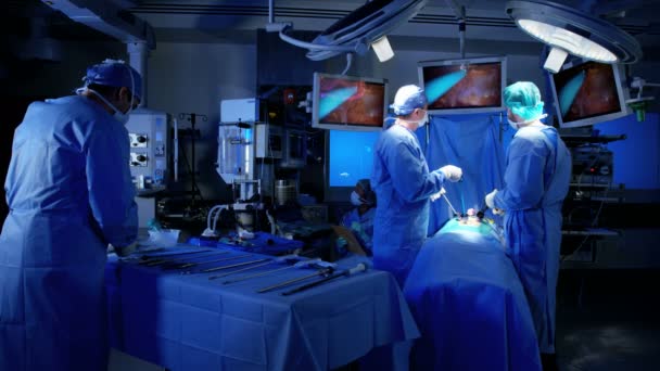 Equipe cirúrgica realizando operação de laparoscopia — Vídeo de Stock