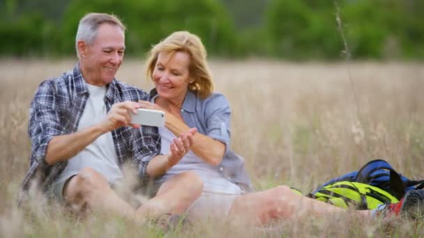 Casal tirando foto no smartphone — Vídeo de Stock