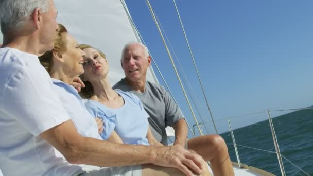 Paare segeln auf dem Ozean — Stockvideo