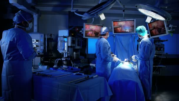 腹腔鏡下の手術を行う外科チーム — ストック動画