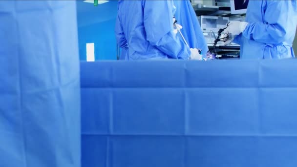 Schulungsteam in Peelings für eine laparoskopische Operation — Stockvideo