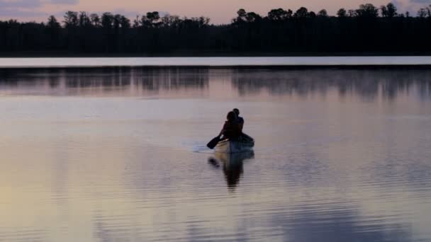 Couple dans le canot sur le lac — Video