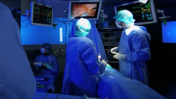 Хірургічна команда, що виконує лапароскопічну хірургію — стокове відео