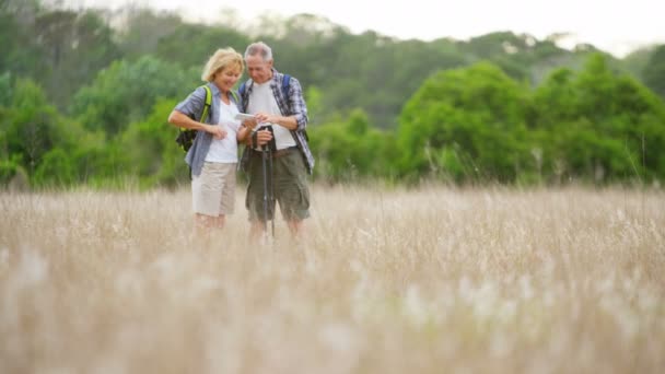 Couple regardant la photo sur smartphone — Video