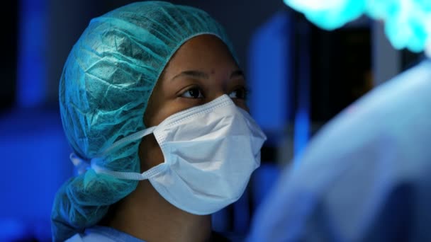 腹腔鏡下手術を行う外科的男女 — ストック動画