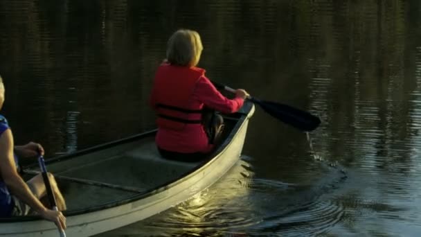 Paar im Kanu auf dem See — Stockvideo