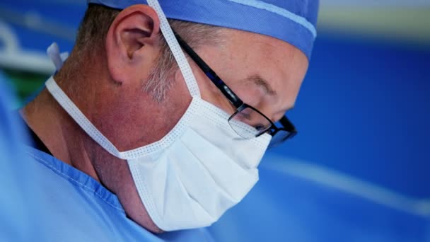 Хірург, що виконує операцію з ортопедії — стокове відео