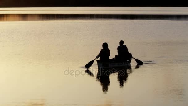 Par i kajaken på sjön — Stockvideo