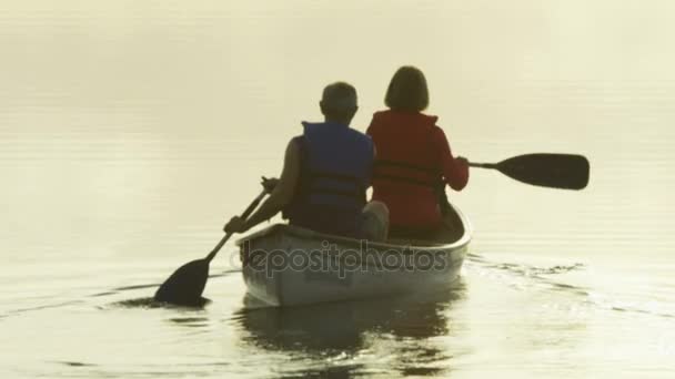 夫妻有皮划艇之旅 — 图库视频影像