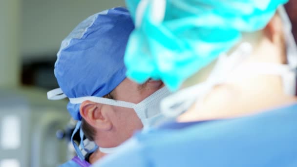 Хирургическая операция, выполненная хирургами — стоковое видео
