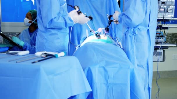 Formazione sanitaria che esegue un'operazione laparoscopica — Video Stock