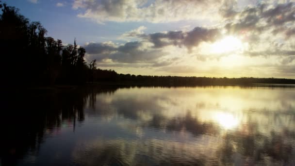 Par sjön och vildmarken i solnedgången — Stockvideo