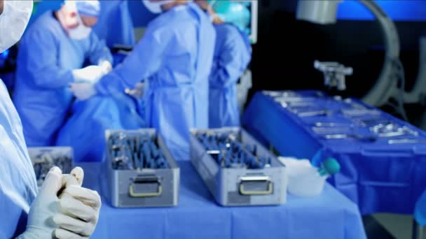 Подготовка команды больницы по ортопедической хирургии — стоковое видео
