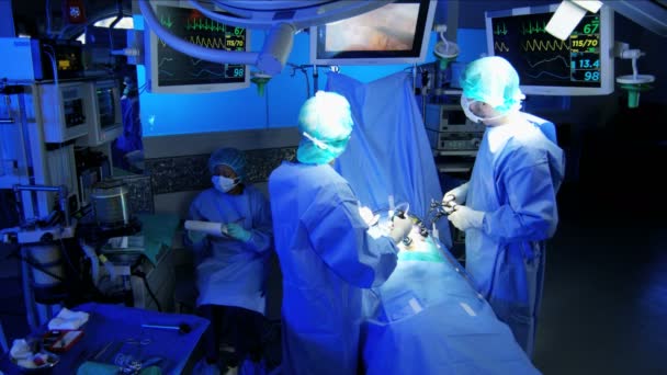 Specialista týmu školení v chirurgii laparoskopie — Stock video