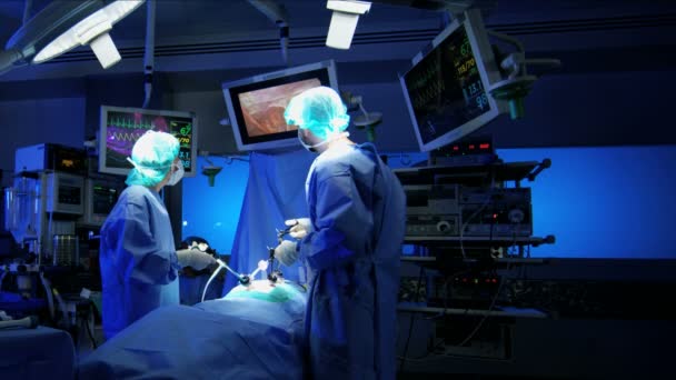 Squadra medica che esegue l'operazione — Video Stock