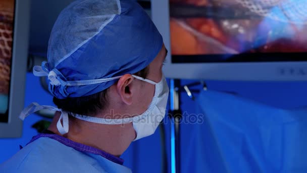 Лікарняний фахівець в скрабах в операційній — стокове відео
