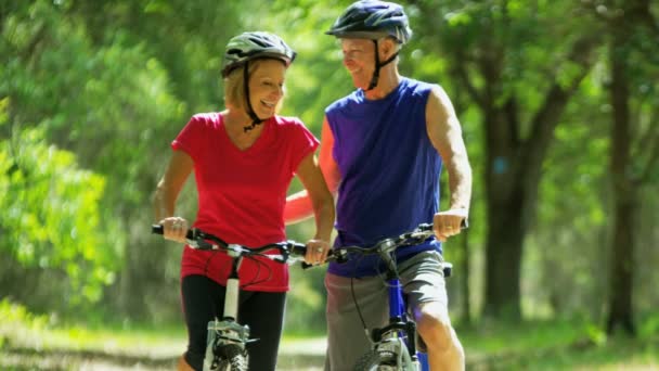 夫妇享受骑自行车 — 图库视频影像