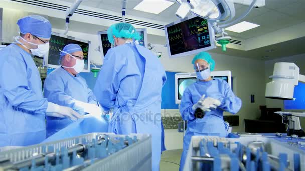 Chirurgiens effectuant une opération orthopédique — Video