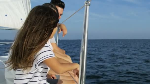 Rodina s dětmi, plachtění na jachtě — Stock video
