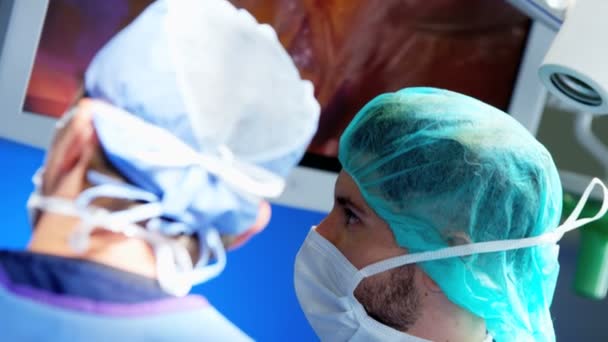 Formación sanitaria que realiza la operación laparoscópica — Vídeo de stock