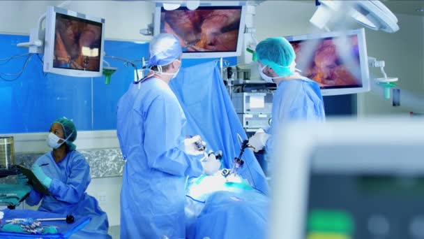 Equipe de treinamento em esfoliação para realizar uma operação de laparoscopia — Vídeo de Stock