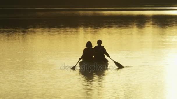 Couple canoeing on the lake — Stock Video