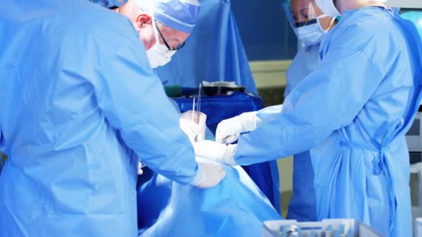 Cirurgiões que realizam cirurgia ortopédica — Vídeo de Stock