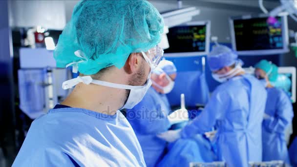 Squadra medica che esegue chirurgia ortopedica — Video Stock