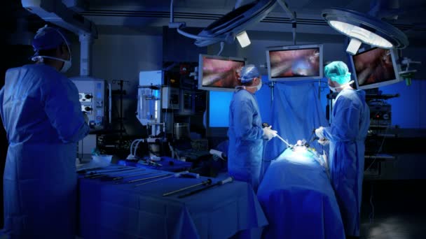 Equipo del hospital que realiza la operación de laparoscopia — Vídeo de stock