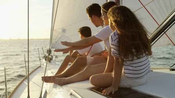 Familie segelt auf Jacht — Stockvideo