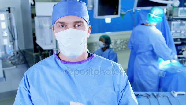 Chirurgický tým provádějící laparoskopické chirurgii — Stock video
